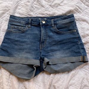 Mid-rise, blue denim shorts